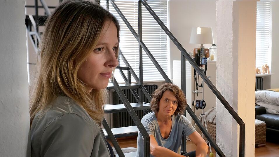 Ist der Fall zu groß für die Ludwigshafener Ermittlerinnen? Lisa Bitter (links) als Johanna Stern ist dafür, das LKA mit einzuschalten. Lena Odenthal (Ulrike Folkerts) ist hingegen sicher, die Sache im Griff zu haben. Ist der Fall zu groß für die Ludwigshafener Ermittlerinnen? Lisa Bitter (links) als Johanna Stern ist dafür, das LKA mit einzuschalten. Lena Odenthal (Ulrike Folkerts) ist hingegen sicher, die Sache im Griff zu haben.