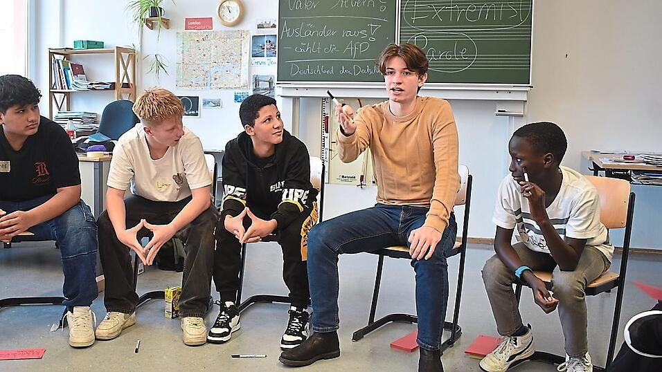 Delian Schnebel vom gesellschaftswissenschaftlichen Institut diskutierte mit den Jungen und Mädchen über politische Parolen. Delian Schnebel vom gesellschaftswissenschaftlichen Institut diskutierte mit den Jungen und Mädchen über politische Parolen.