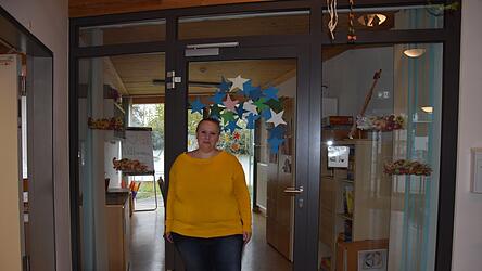 Leitung Barbara Arendt vor dem Aktivitätszimmer im 'Haus Holledau' der Lebenshilfe in Mainburg.