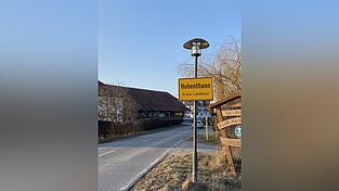 In Hohenthann im Landkreis Landshut war am frühen Morgen des 2. Februar eine 24-Jährige nach einem Faschingsball auf einem Rasenstück aufgewacht. Die Polizei ermittelt wegen des Verdachs auf Vergewaltigung. Es werden weiterhin Zeugen gesucht.