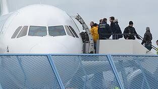 Abgelehnte Asylbewerber steigen im Rahmen einer Sammelabschiebung in ein Flugzeug.