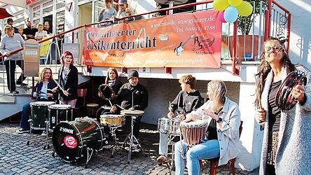 Der Rhythmus geht schnell in die Beine (von links): Isabell, Kathi, Shekinah, Schlagzeuglehrer Mike Willfahrt, Max, Vroni und Conny haben sich vor dem Musikhaus Stögbauer postiert und lassen weithin hören, was die Samba-Gruppe drauf hat. Der Rhythmus geht schnell in die Beine (von links): Isabell, Kathi, Shekinah, Schlagzeuglehrer Mike Willfahrt, Max, Vroni und Conny haben sich vor dem Musikhaus Stögbauer postiert und lassen weithin hören, was die Samba-Gruppe drauf hat.