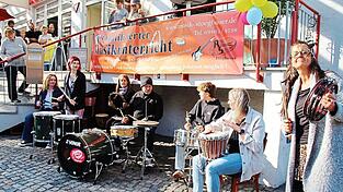 Der Rhythmus geht schnell in die Beine (von links): Isabell, Kathi, Shekinah, Schlagzeuglehrer Mike Willfahrt, Max, Vroni und Conny haben sich vor dem Musikhaus Stögbauer postiert und lassen weithin hören, was die Samba-Gruppe drauf hat. Der Rhythmus geht schnell in die Beine (von links): Isabell, Kathi, Shekinah, Schlagzeuglehrer Mike Willfahrt, Max, Vroni und Conny haben sich vor dem Musikhaus Stögbauer postiert und lassen weithin hören, was die Samba-Gruppe drauf hat.