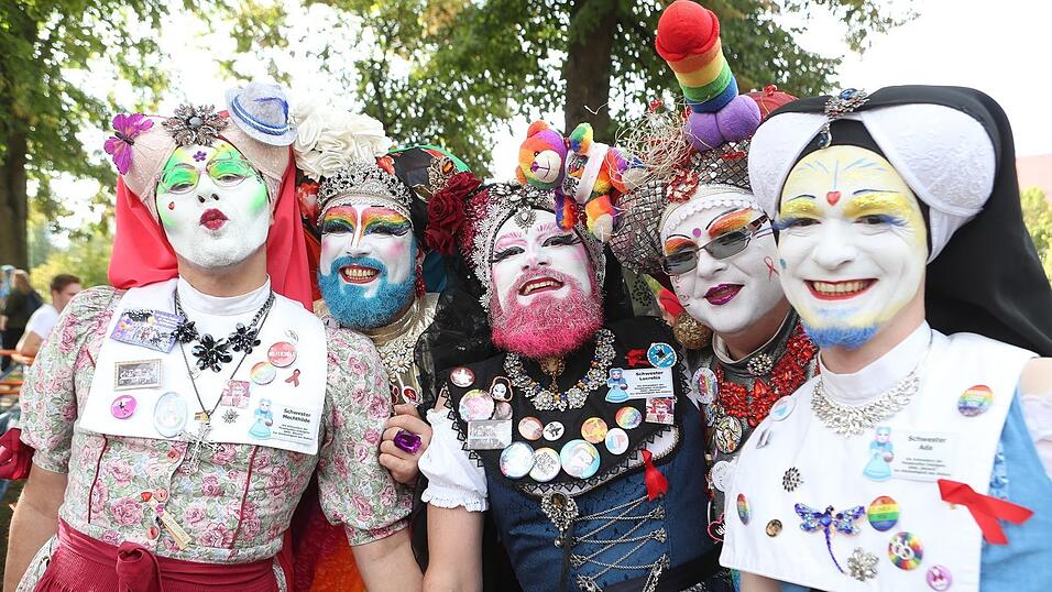 Knapp 2.000 Teilnehmer feierten am Samstag in Landhut den ersten Christopher-Street-Day Niederbayerns.