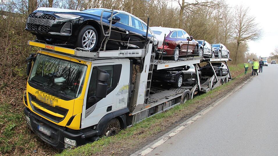 Der Autotransporter hat sich im Graben festgefahren.