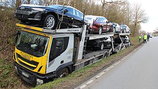 Der Autotransporter hat sich im Graben festgefahren.