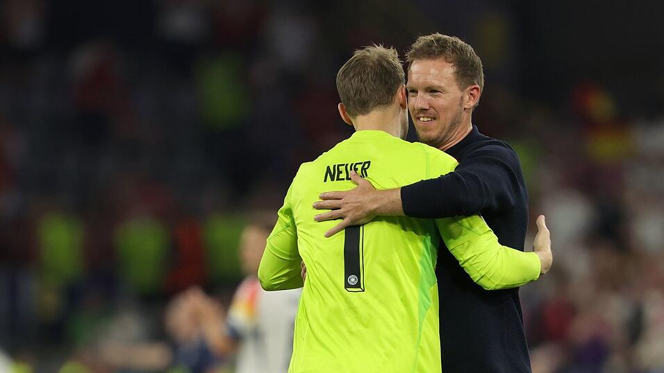 Bundestrainer Nagelsmann umarmt Torwart Neuer. (Archivbild) Bundestrainer Nagelsmann umarmt Torwart Neuer. (Archivbild)