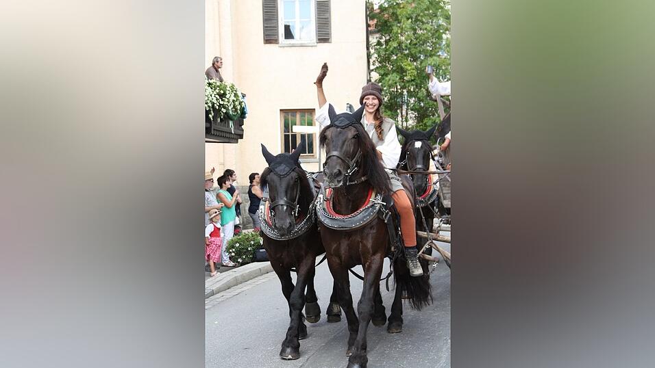 Die schönsten Augenblicke des historischen Drachenstich-Festzuges 2016. Die schönsten Augenblicke des historischen Drachenstich-Festzuges 2016.