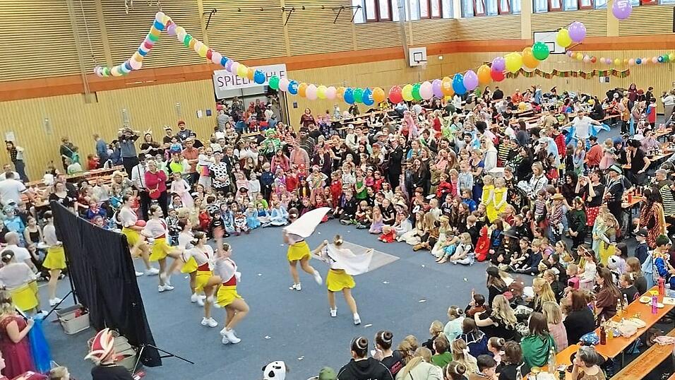 Volles Haus beim Kinderfasching der Kindernarrhalla. Volles Haus beim Kinderfasching der Kindernarrhalla.