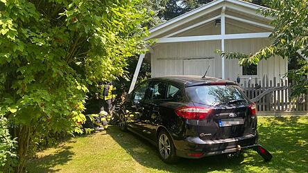 Insbesondere im Frontbereich wurde das Auto durch den Aufprall an die Holzstütze beschädigt.