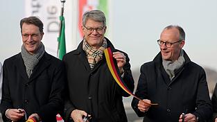 Symbolische Freigabe: NRW-Ministerpr&auml;sident Hendrik W&uuml;st, Bundesverkehrsminister Patrick Schnieder und Bundeskanzler Friedrich Merz auf der Rahmedetalbr&uuml;cke.