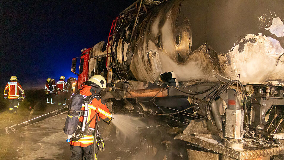 Am sp&auml;ten Dienstagabend brannte bei Hengersberg ein Lastwagen.