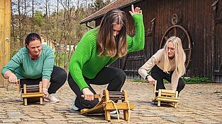 Christina Schmatz, Julia Kiefl und Magdalena Weß ratschen im Hof der Hammerschmiede.