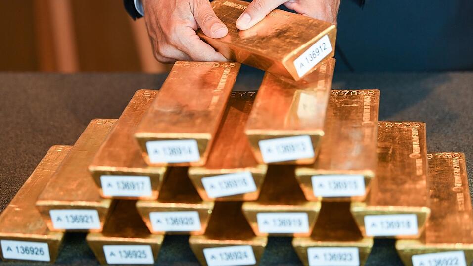 Mehr als ein Drittel der deutschen Goldreserven lagert in den USA. Die Bundesbank verweist darauf, dass sie die Bestände regelmäßig prüft. Hunderte Barren holte sie in den Jahren 2013 bis 2017 nach Deutschland. (Archivbild) Mehr als ein Drittel der deutschen Goldreserven lagert in den USA. Die Bundesbank verweist darauf, dass sie die Bestände regelmäßig prüft. Hunderte Barren holte sie in den Jahren 2013 bis 2017 nach Deutschland. (Archivbild)