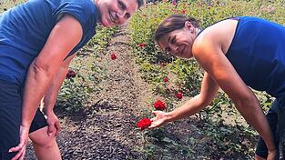 Andrea Häupl (links) und Cornelia Häupl haben nicht nur ein Händchen für den Rosengarten. Andrea Häupl (links) und Cornelia Häupl haben nicht nur ein Händchen für den Rosengarten.