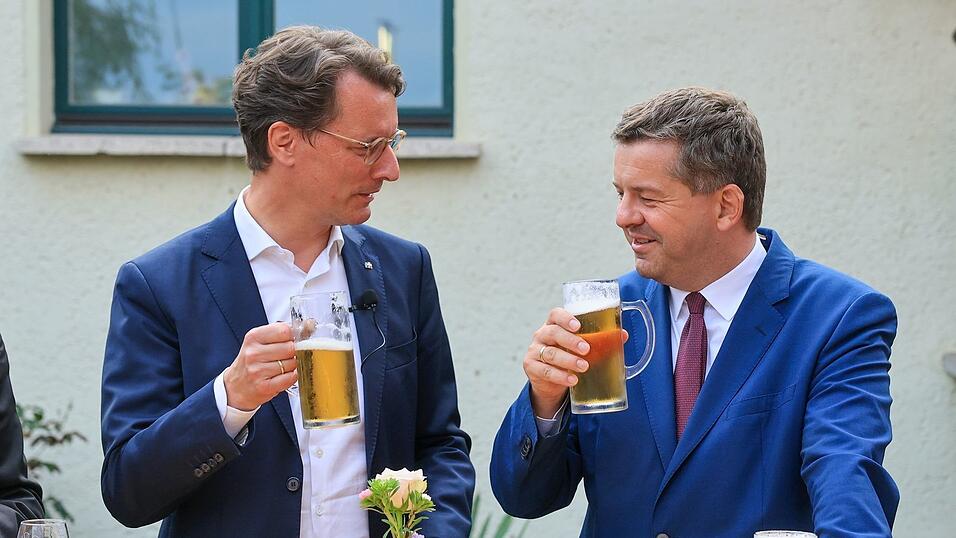NRW-Ministerpr&auml;sident Hendrik W&uuml;st (l) unterst&uuml;tzte seinen CDU-Kollegen Sven Schulze im Wahlkampf in Sachsen-Anhalt - nach der Niederlage fordert er nun eine Bund-L&auml;nder-Arbeitsgruppe zum verfassungsrechtlichen Umgang mit der AfD und m&ouml;glichen Folgen. (Archivbild)