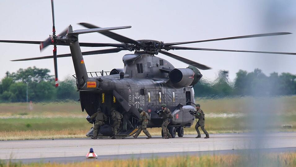 Die Bundeswehr wird nicht zwangsläufig besser, nur weil man mehr Geld in sie pumpt. Die Bundeswehr wird nicht zwangsläufig besser, nur weil man mehr Geld in sie pumpt.