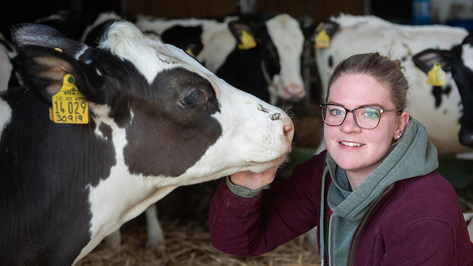 Eine Landwirtin streichelt ein Kalb. DIe Vereinten Nationen haben 2026 zum Jahr der Frauen in der Landwirtschaft erklärt. Eine Landwirtin streichelt ein Kalb. DIe Vereinten Nationen haben 2026 zum Jahr der Frauen in der Landwirtschaft erklärt.