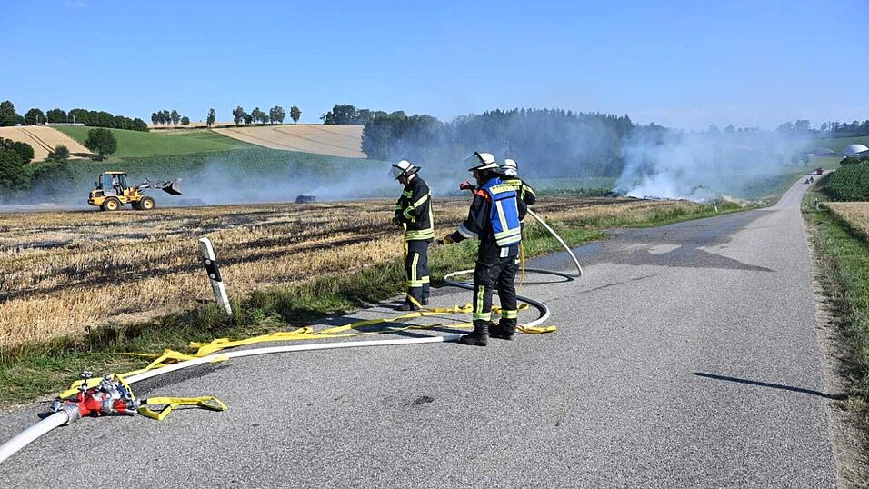 Die Feuerwehr war außerdem mit dem Löschen eines Feldes beschäftigt. Die Feuerwehr war außerdem mit dem Löschen eines Feldes beschäftigt.