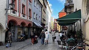 Etliche Freisitze sind in der Regensburger Altstadt in den vergangenen Jahren dazugekommen, wie hier in der Gesandtenstra&szlig;e. Gastronomen sollen f&uuml;r sie k&uuml;nftig etwas h&ouml;here Geb&uuml;hren zahlen.
