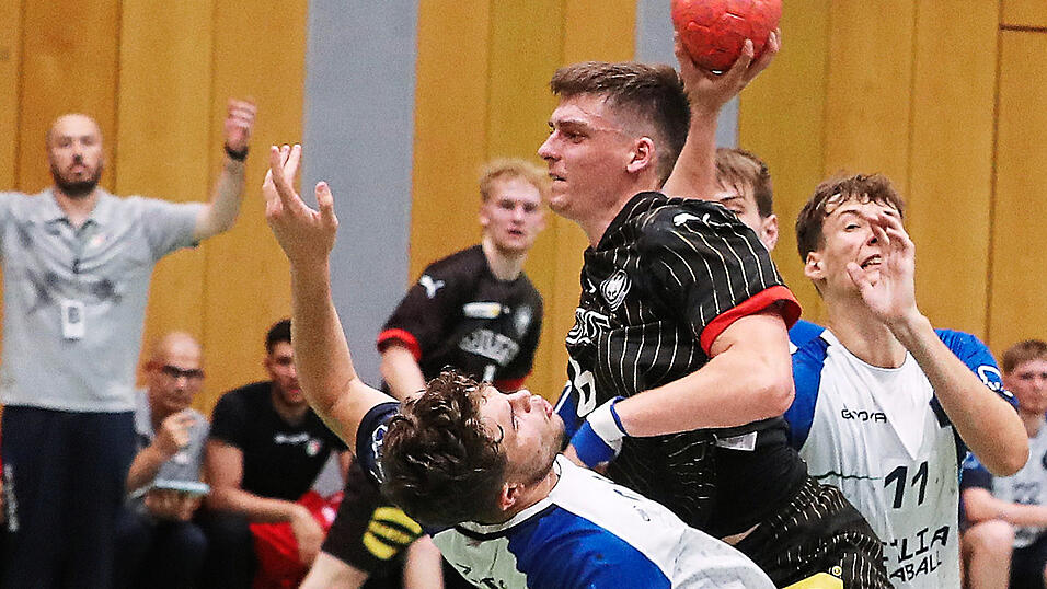 Das deutsche U20-Nationalteam behauptete sich gegen die starken Italiener - hier in Person von Torsten Anselm (am Ball). Der Handballer der SG Pforzheim steuerte f&uuml;nf Tore zum Erfolg bei und wurde als bester DHB-Spieler der Partie ausgezeichnet.