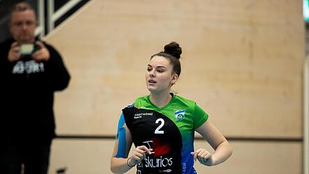 Paula Schr&ouml;er, hier im Trikot der Skurios Volleys Borken, schlie&szlig;t sich NawaRo Straubing an.