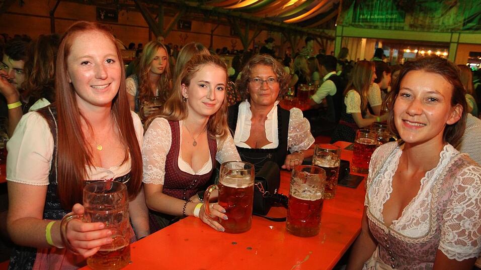 Viele Landshuter feierten am Freitagabend auf der Bartlmädult. Viele Landshuter feierten am Freitagabend auf der Bartlmädult.