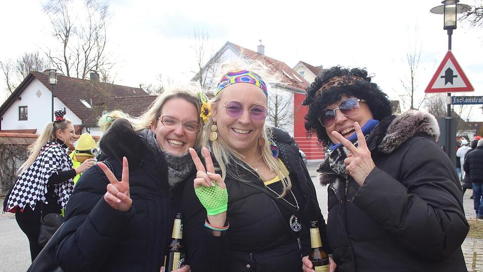 Viele Faschings-Fans haben sich am Samstag den Umzug in Langenbach angesehen. Viele Faschings-Fans haben sich am Samstag den Umzug in Langenbach angesehen.