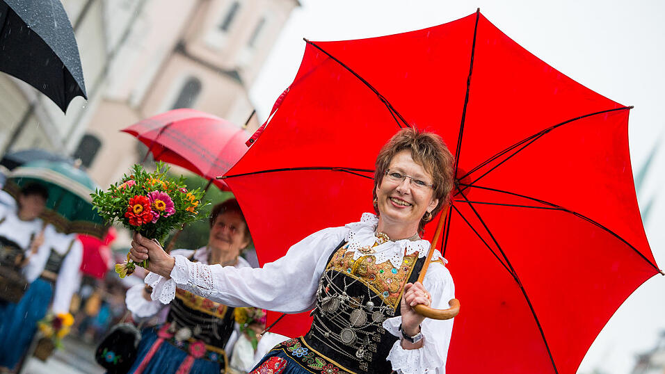 Alle Bilder dazu finden Sie hier.Foto: Mathias AdamBilder vom verregneten Volksfestauszug.