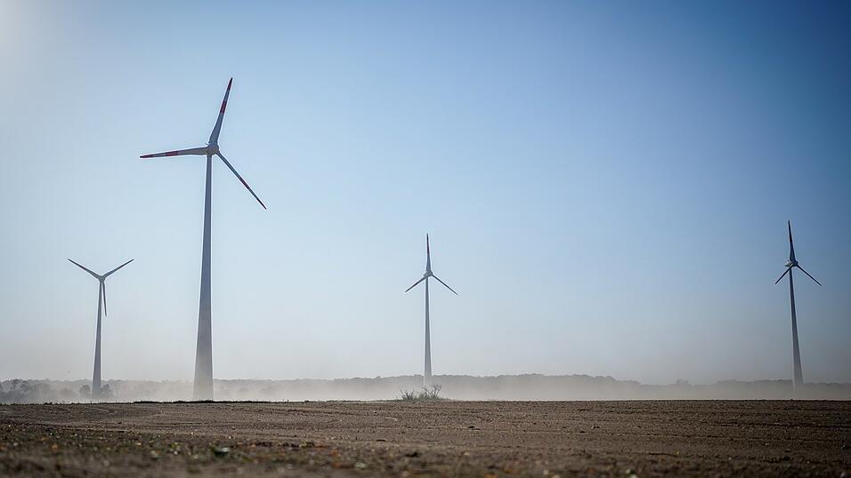Diese Windkraftanlagen stehen im Norden Deutschlands, wo es viele geeignete Gebiete für Windkraft gibt. In der Region Donau-Wald weht an nur wenigen Standorten ausreichend viel Wind. Diese Windkraftanlagen stehen im Norden Deutschlands, wo es viele geeignete Gebiete für Windkraft gibt. In der Region Donau-Wald weht an nur wenigen Standorten ausreichend viel Wind.