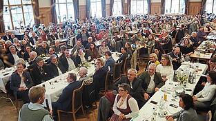 Der Apfelbeck-Saal war bestens gefüllt. Der Apfelbeck-Saal war bestens gefüllt.