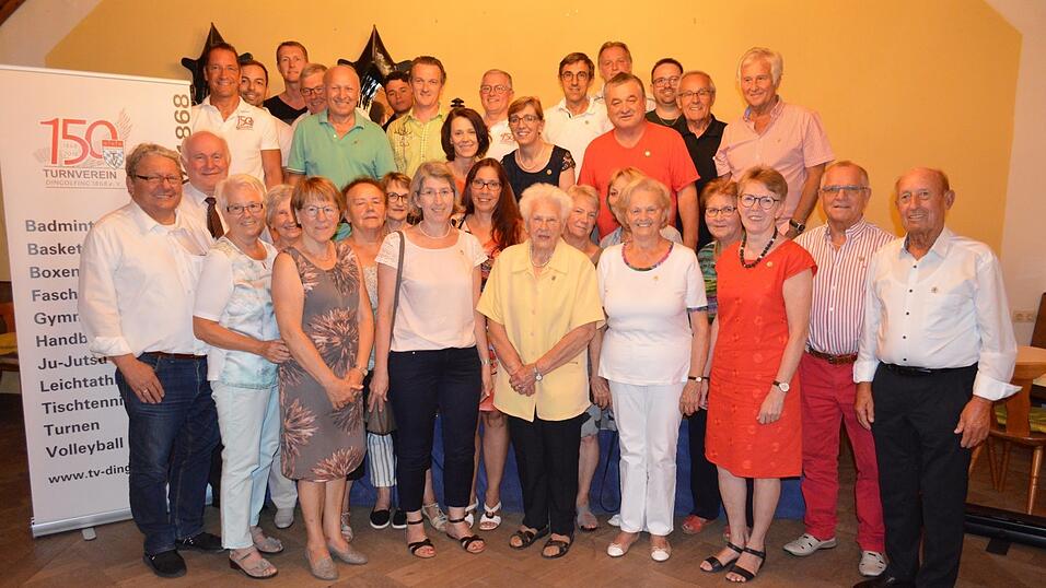 Die geehrten Mitglieder mit den Ehreng&auml;sten und Vorstandsmitgliedern.