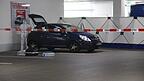 In diesem Auto lag die Tote. Das Fahrzeug stand in der Tiefgarage eines Baumarkts in Regensburg. (Archiv)