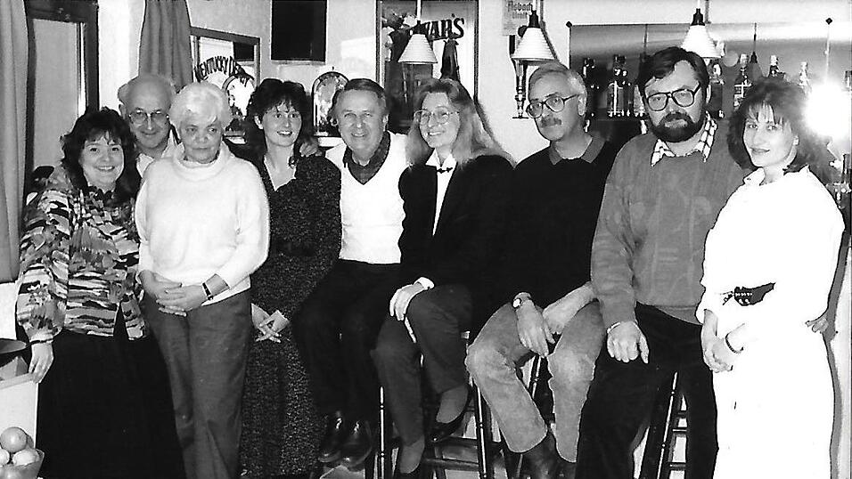 Das Team der Moosburger Zeitung im Jahr 1988: Karin Alt (v. l.), Rudi Schmid, Anna Neuberger, Irmi Sittenauer (geb. Roth), Walter Beer (gest. 2006), Prof. Dr. Gabriele Goderbauer-Marchner (gest. 2016), Roland Albrecht, Karlheinz Jessensky (gest. 2021) und Margit Conrad. Das Team der Moosburger Zeitung im Jahr 1988: Karin Alt (v. l.), Rudi Schmid, Anna Neuberger, Irmi Sittenauer (geb. Roth), Walter Beer (gest. 2006), Prof. Dr. Gabriele Goderbauer-Marchner (gest. 2016), Roland Albrecht, Karlheinz Jessensky (gest. 2021) und Margit Conrad.