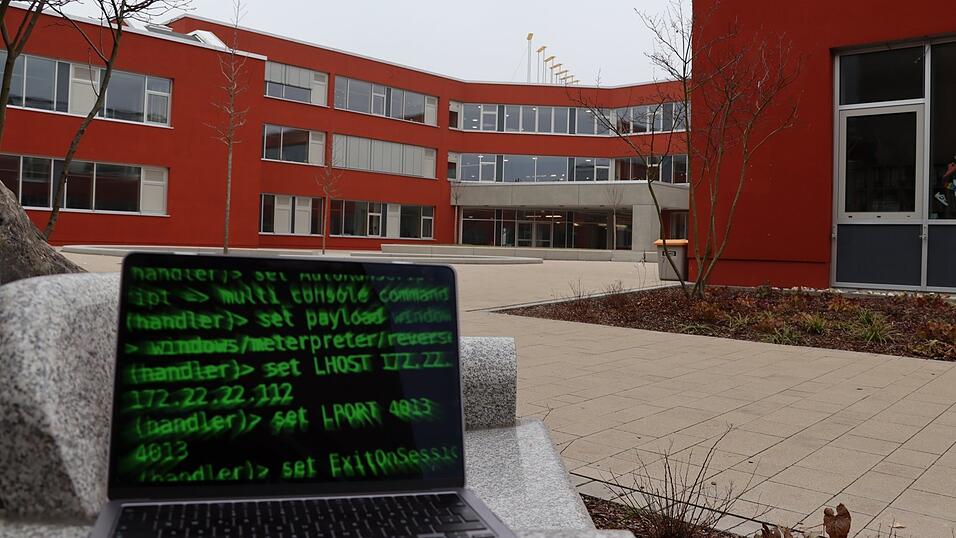Im Dezember 2022 hackten sich drei Sch&uuml;ler mit einem Computer in das Schulnetzwerk des Neutraublinger Gymnasiums. &Uuml;ber interaktive Displays luden sie zudem 'externe Daten' &uuml;ber das Schulnetz herunter. (Symbolfoto)