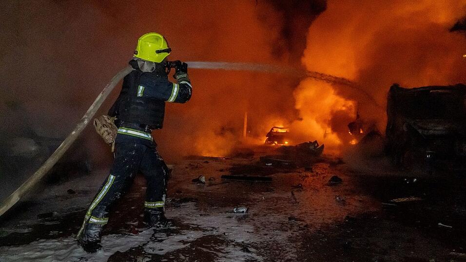 Bei massiven russischen Angriffen mit Raketen und Drohnen sind in der Ukraine viele Menschen getötet und Dutzende weitere verletzt worden. Bei massiven russischen Angriffen mit Raketen und Drohnen sind in der Ukraine viele Menschen getötet und Dutzende weitere verletzt worden.