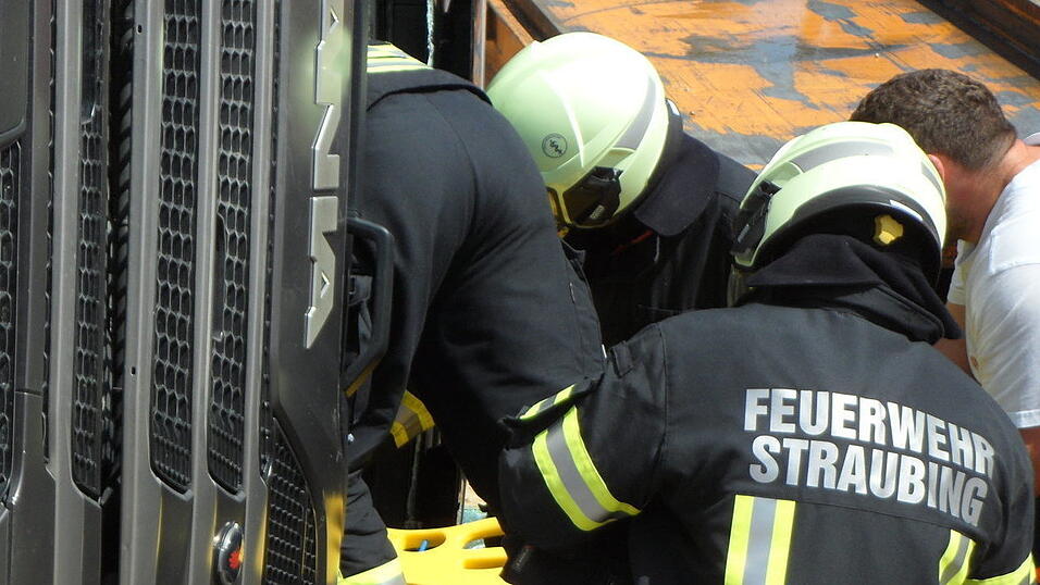 Der eingeschlossene Fahrer wurde befreit. Der eingeschlossene Fahrer wurde befreit.