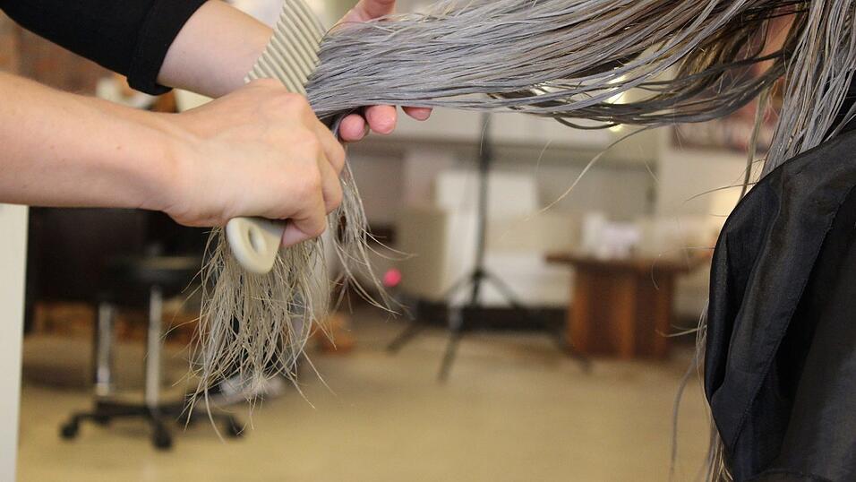 Obwohl die Haare noch nass sind, ist die graue Farbe schon gut erkennbar.