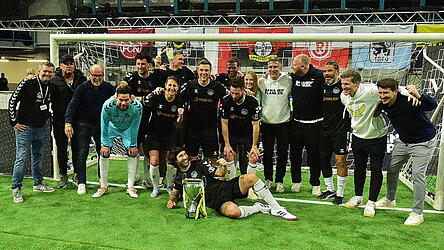 Zum zweiten Mal nach 2020 sichern sich die Bananenflanker-Legenden den Turniersieg. Links im Bild Organisationsleiter Roland Dachauer von der DJK Vilzing.