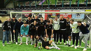 Zum zweiten Mal nach 2020 sichern sich die Bananenflanker-Legenden den Turniersieg. Links im Bild Organisationsleiter Roland Dachauer von der DJK Vilzing.