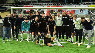 Zum zweiten Mal nach 2020 sichern sich die Bananenflanker-Legenden den Turniersieg. Links im Bild Organisationsleiter Roland Dachauer von der DJK Vilzing.