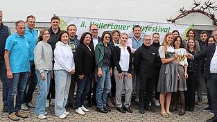 Sponsoren und Helfer tragen zum Gelingen des 8. Hallertauer Bierfestivals bei. Darauf sto&szlig;en Organisationsleiterin Andrea Nieder und Attenkirchens B&uuml;rgermeister Mathias Kern miteinander an.