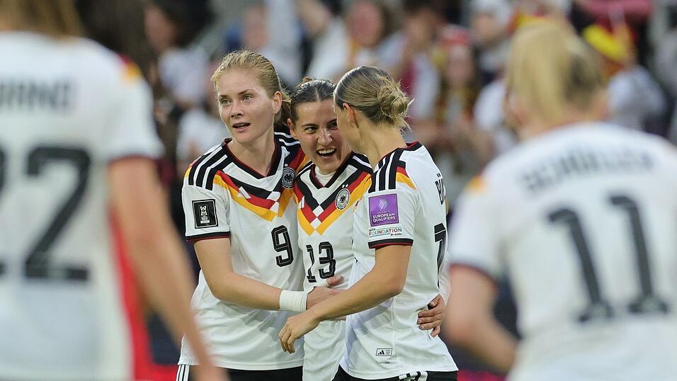 Drei Tickets nach Brasilien, bitte: Sjoeke N&uuml;sken (l), Carlotta Wamser (M) und Klara B&uuml;hl.