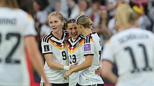 Drei Tickets nach Brasilien, bitte: Sjoeke N&uuml;sken (l), Carlotta Wamser (M) und Klara B&uuml;hl.