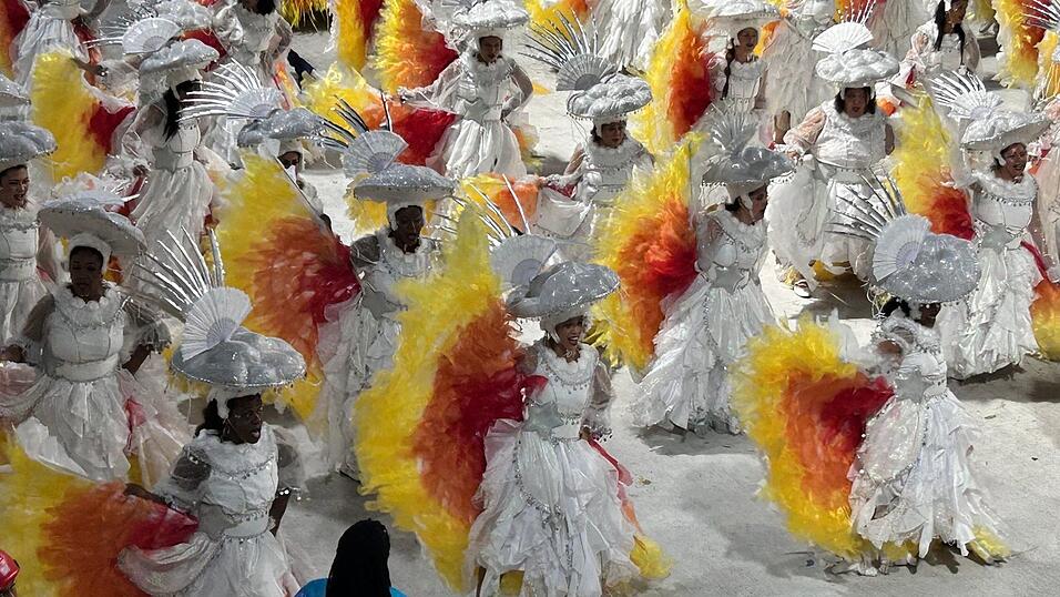 Tausende Tänzer und Musiker traten bei der «Parade der Champions» bis in den frühen Sonntagmorgen auf. Tausende Tänzer und Musiker traten bei der «Parade der Champions» bis in den frühen Sonntagmorgen auf.