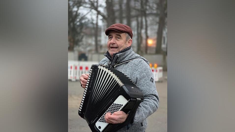 Musiker Ritsch Ermeier wird die Themen f&uuml;r die &bdquo;Wahlges&auml;nge&ldquo; in Gstanzlform vortragen. Ermeier