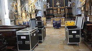 Die Kirche St. Emmeram wird zum Fernsehstudio. Equipment muss herangefahren werden.