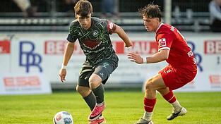 Defensivspezialist Simon Pichlmeier (r., hier in der Partie gegen Schalding vor zwei Wochen) ist einer der Youngsters bei der SpVgg Hankofen, die sich mit guten Leistungen das Vertrauen, das ihnen Trainer Tobias Beck schenkt, regelmäßig auch verdienen. Defensivspezialist Simon Pichlmeier (r., hier in der Partie gegen Schalding vor zwei Wochen) ist einer der Youngsters bei der SpVgg Hankofen, die sich mit guten Leistungen das Vertrauen, das ihnen Trainer Tobias Beck schenkt, regelmäßig auch verdienen.
