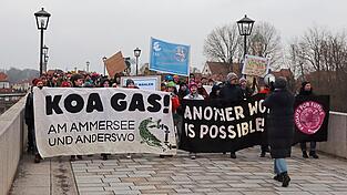 Mit Bannern und selbstgebastelten Plakaten zogen ein paar Hundert Menschen am Freitag von Stadtamhof über die Steinerne Brücke in Richtung Bismarckplatz.