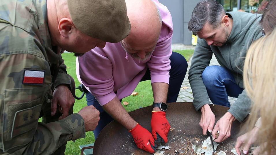 Feuer machen mit Birkenrinde: Das lernen Mitarbeiter der deutschen Botschaft in Warschau bei Notfalltraining von Polens Armee. Feuer machen mit Birkenrinde: Das lernen Mitarbeiter der deutschen Botschaft in Warschau bei Notfalltraining von Polens Armee.